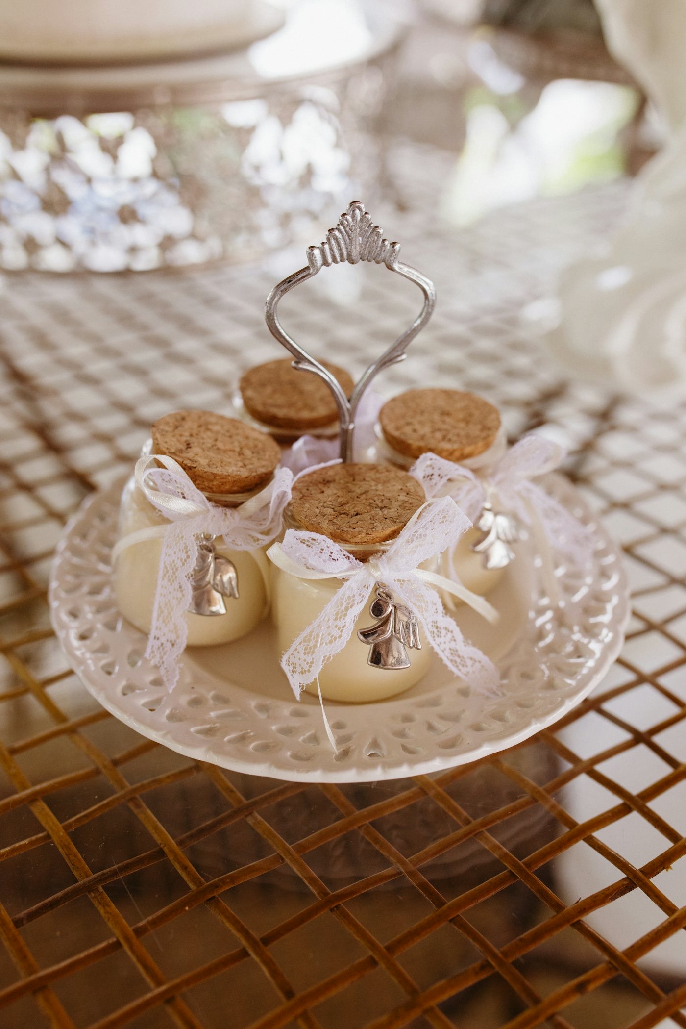 Wedding dessert favours with lace ribbons